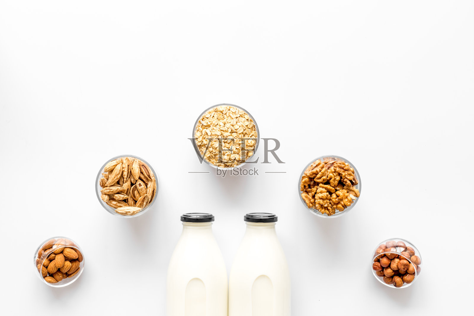 素食non-diary牛奶。替代类型的牛奶与坚果和燕麦照片摄影图片