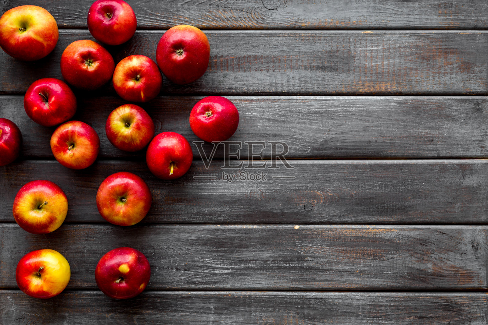 一群红熟的苹果，长着绿叶。俯视图照片摄影图片