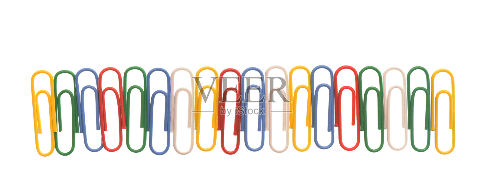 不同颜色的回形针堆放在一条线上的白色背景与复制空间照片摄影图片