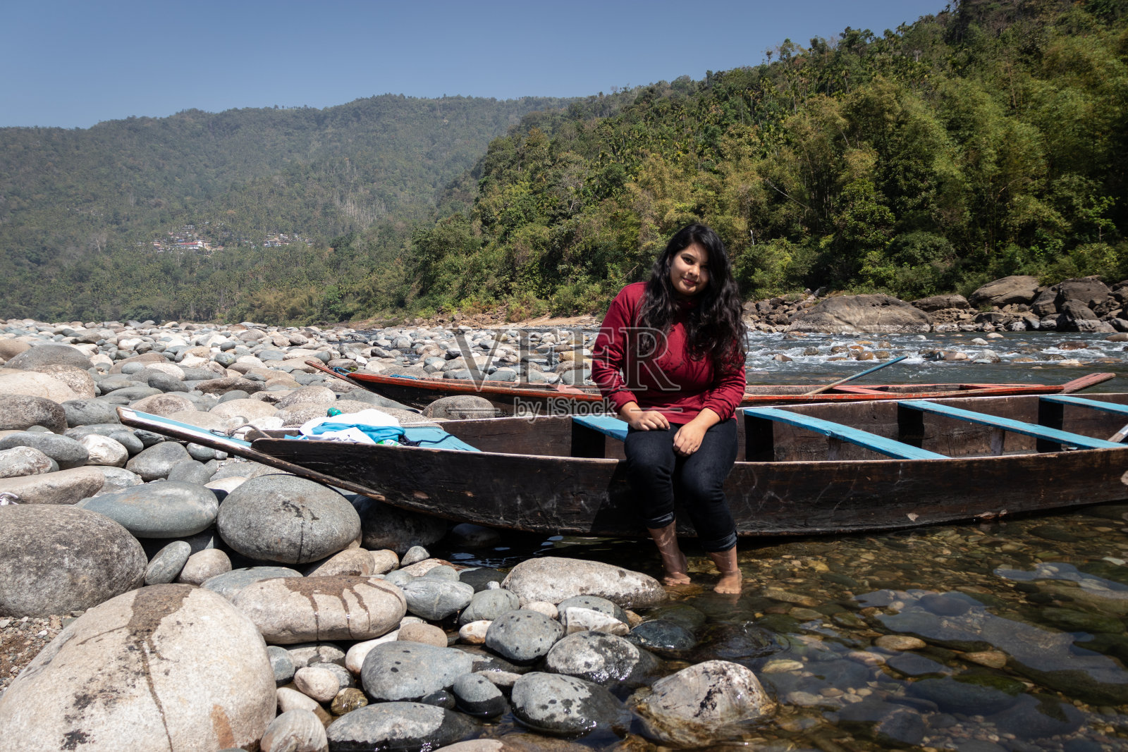 女孩时刻在宁静透明的湖边与传统木船照片摄影图片