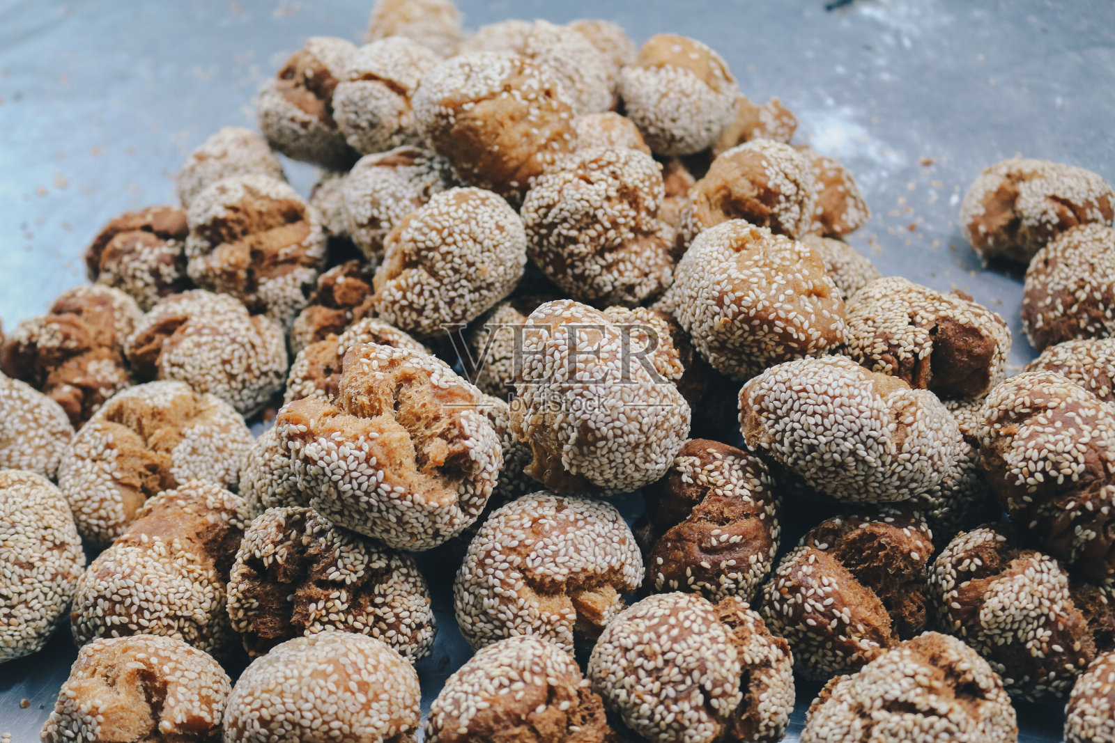 接着，印尼传统小吃。由小麦粉和糯米粉和芝麻混合而成。照片摄影图片