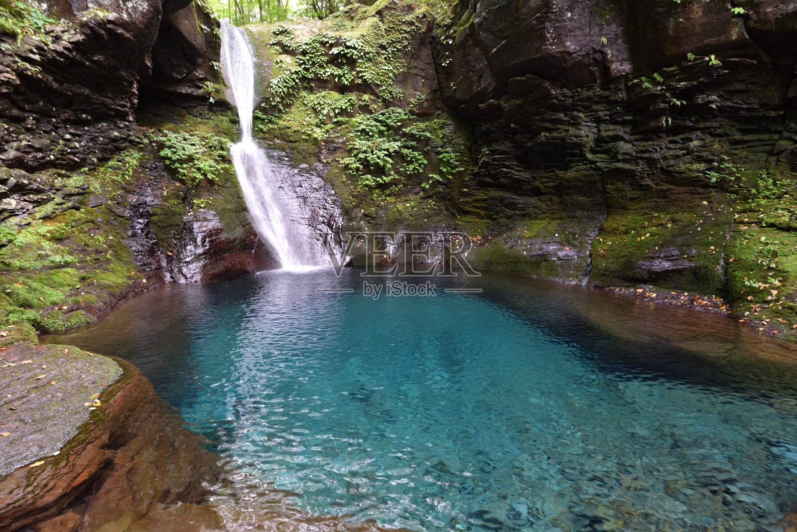 奇妙的绿色和蓝色瀑布照片摄影图片