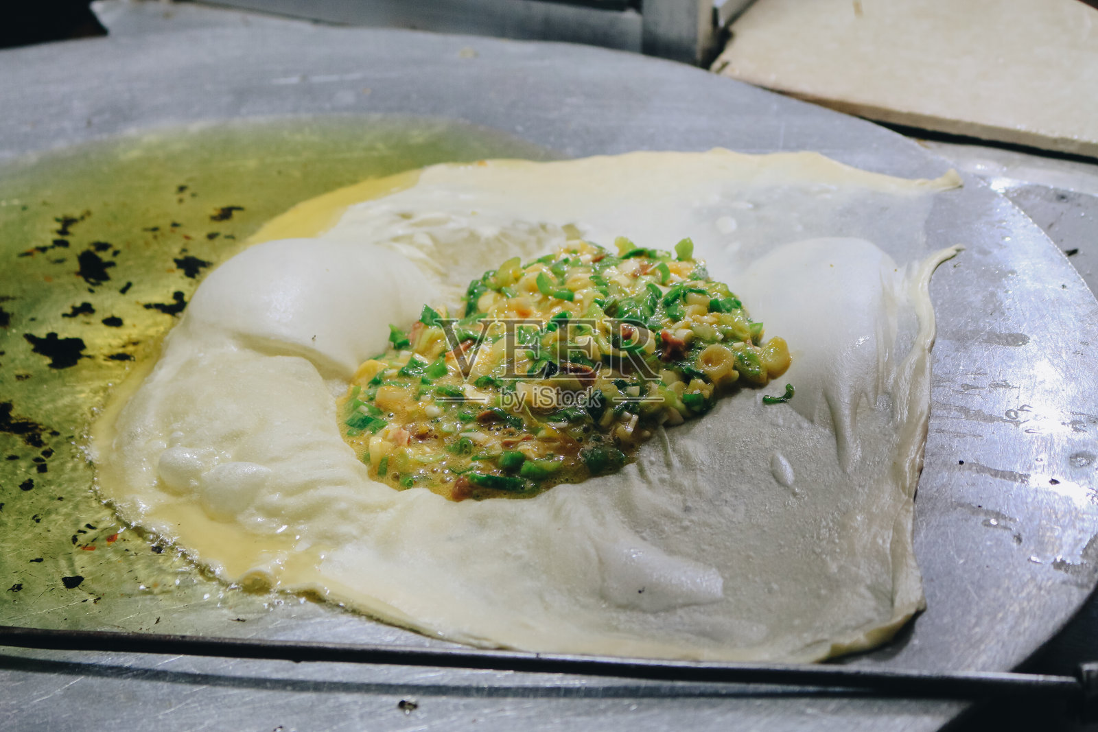 Martabak Telor或omelet Martabak。咸味的煎蛋饼，里面塞满了蛋、肉和香料。来自印尼的传统小吃。照片摄影图片