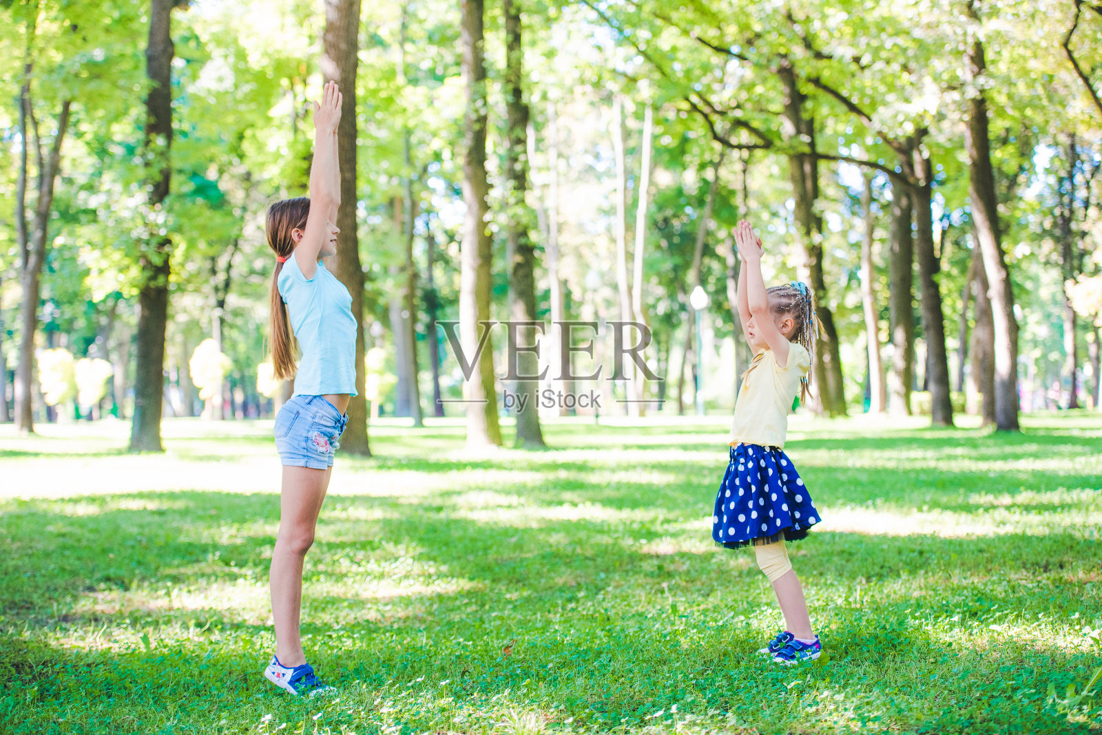 女孩们在公园里热身照片摄影图片