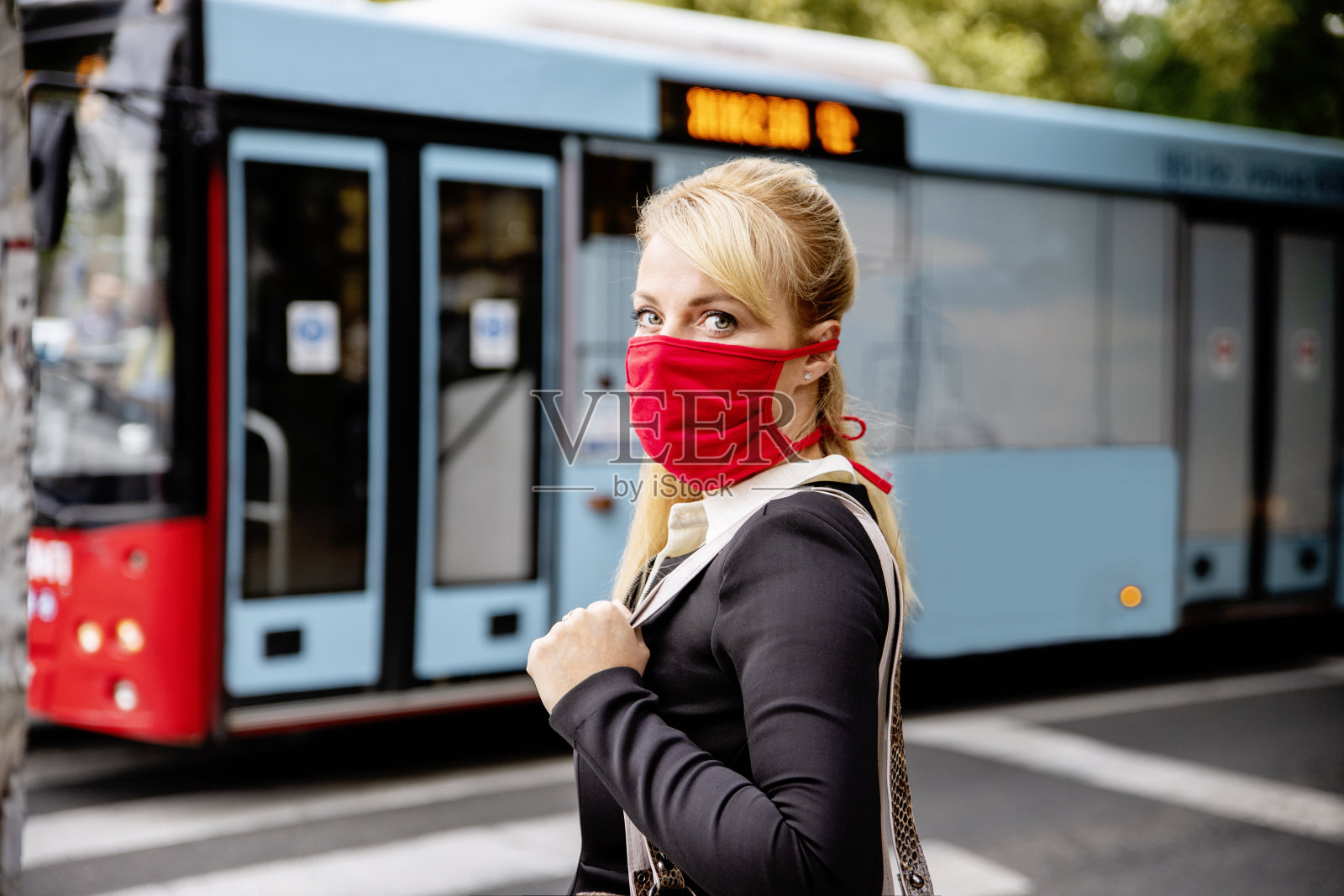 欧洲妇女在公共汽车站的流行时间照片摄影图片