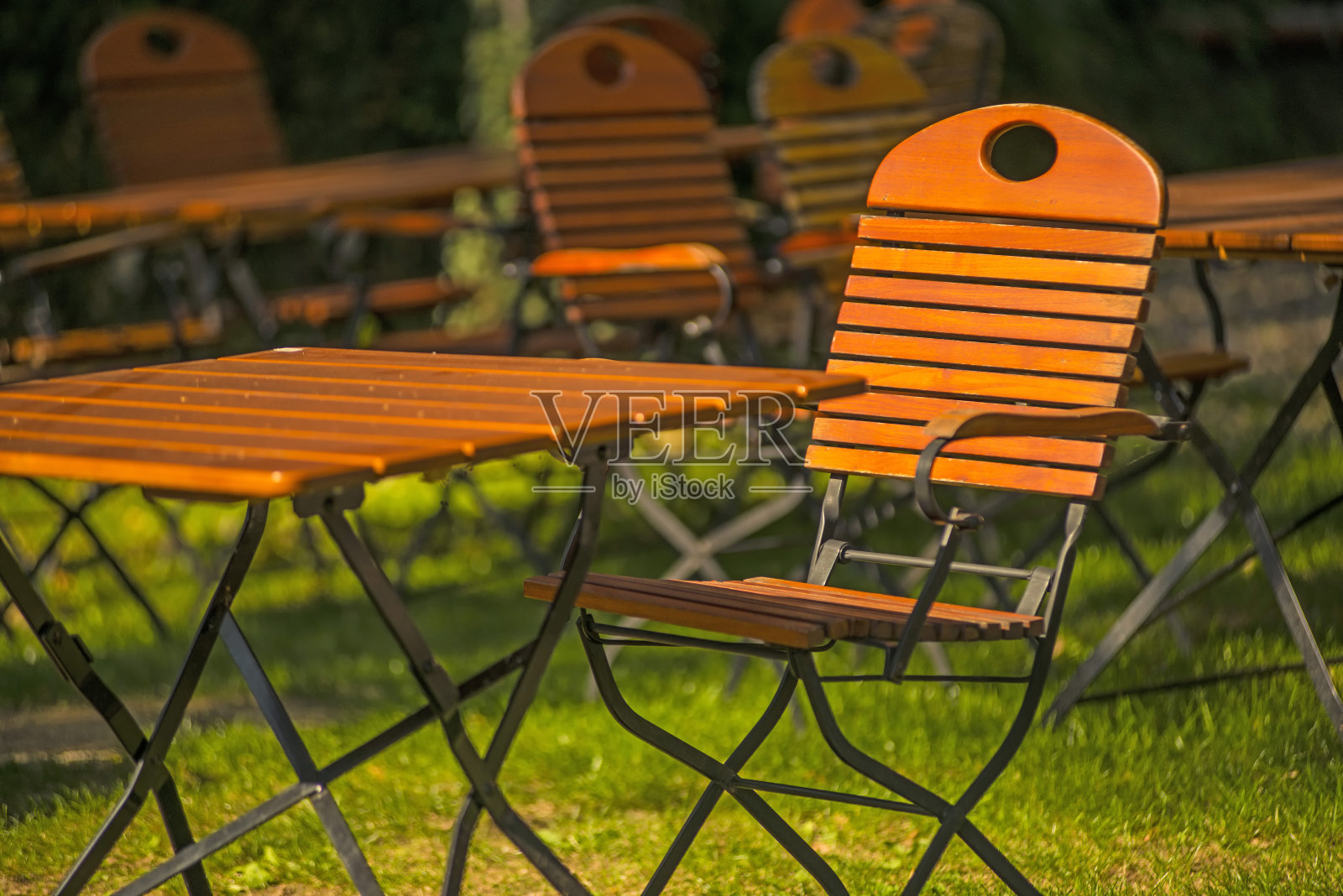 花园餐厅的空桌椅照片摄影图片