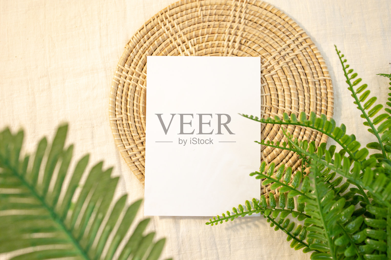 空白卡片模型设计在一个真实的设置艺术品或文具设计照片摄影图片