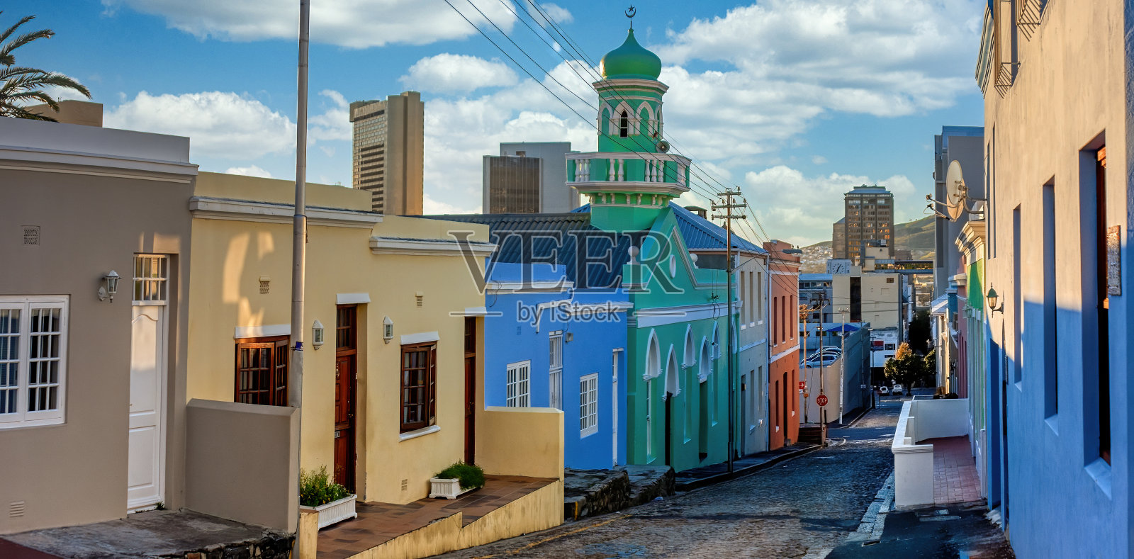 开普敦，日落时分居民区街道上的清真寺照片摄影图片