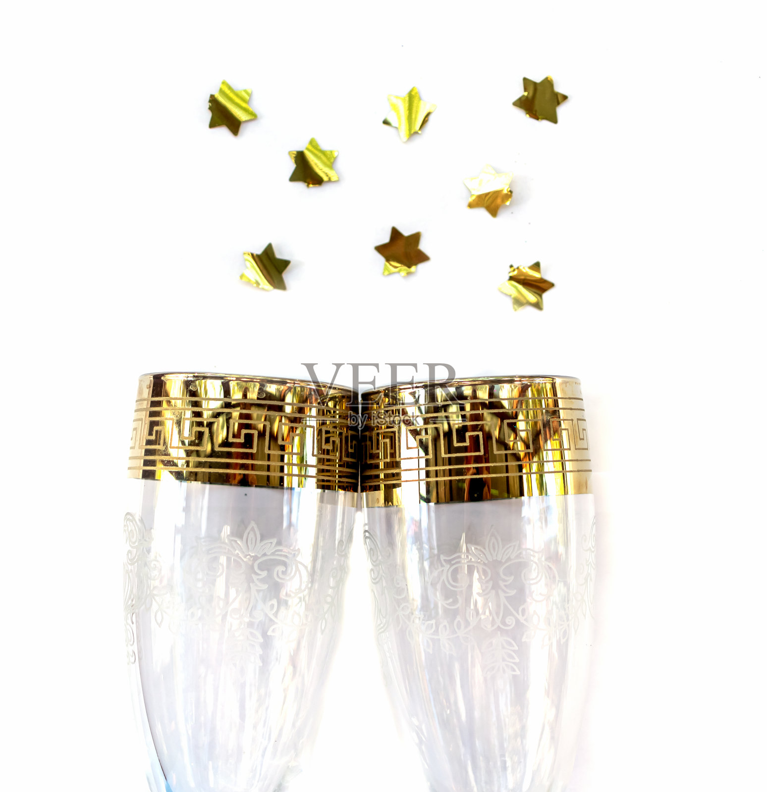 两杯香槟。孤立在白色背景上照片摄影图片