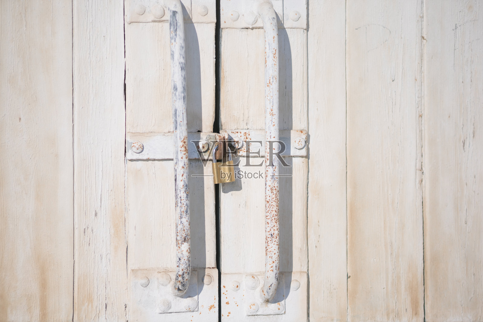 带挂锁的旧木门照片摄影图片