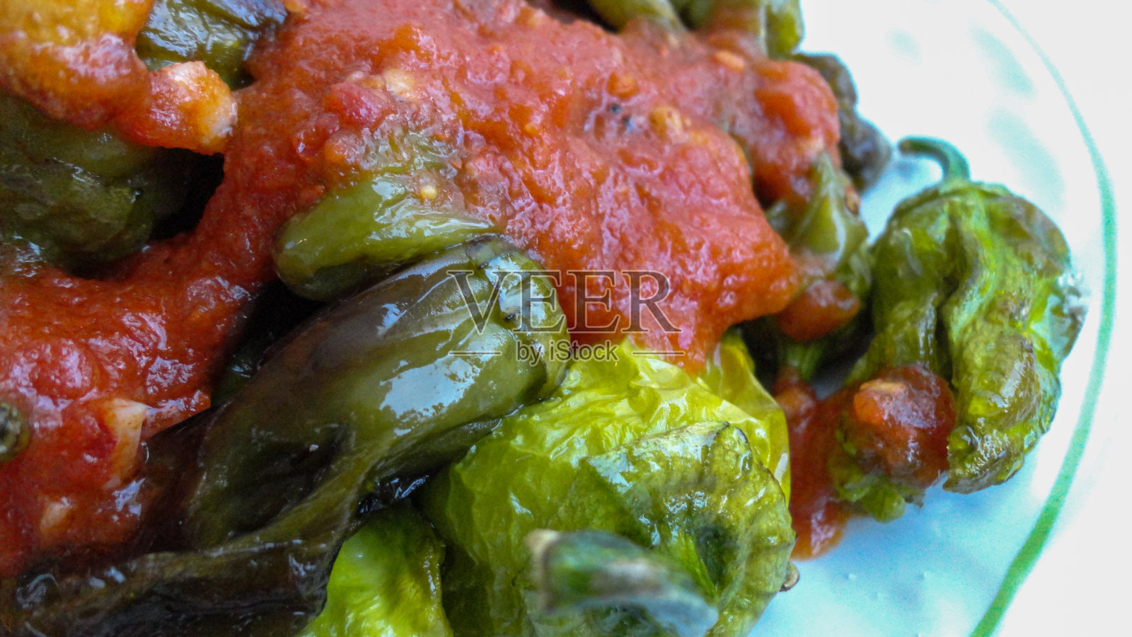 炒青椒下的辣椒酱照片摄影图片