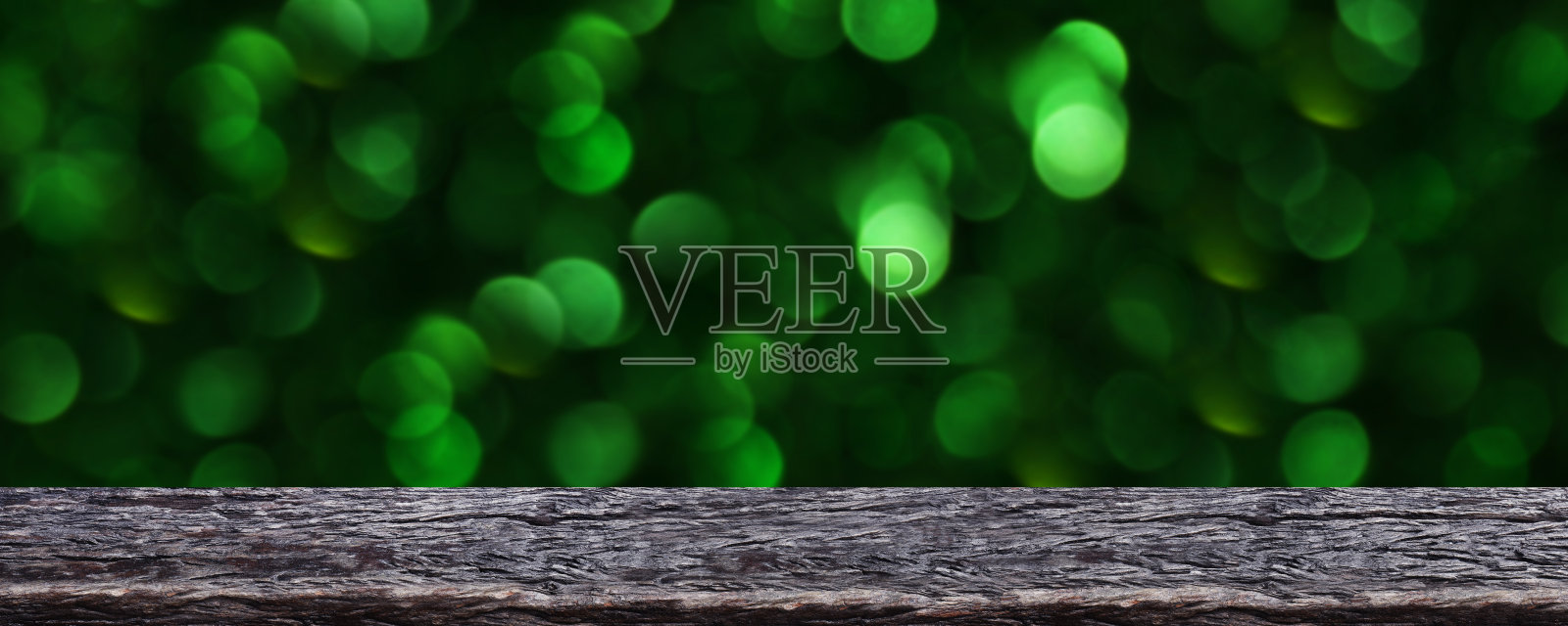 圣诞背景，木木板桌子上散景绿色为背景，木桌为横幅产品展示，圣诞背景与桌子木板蒙太奇散景，复制空间文字照片摄影图片