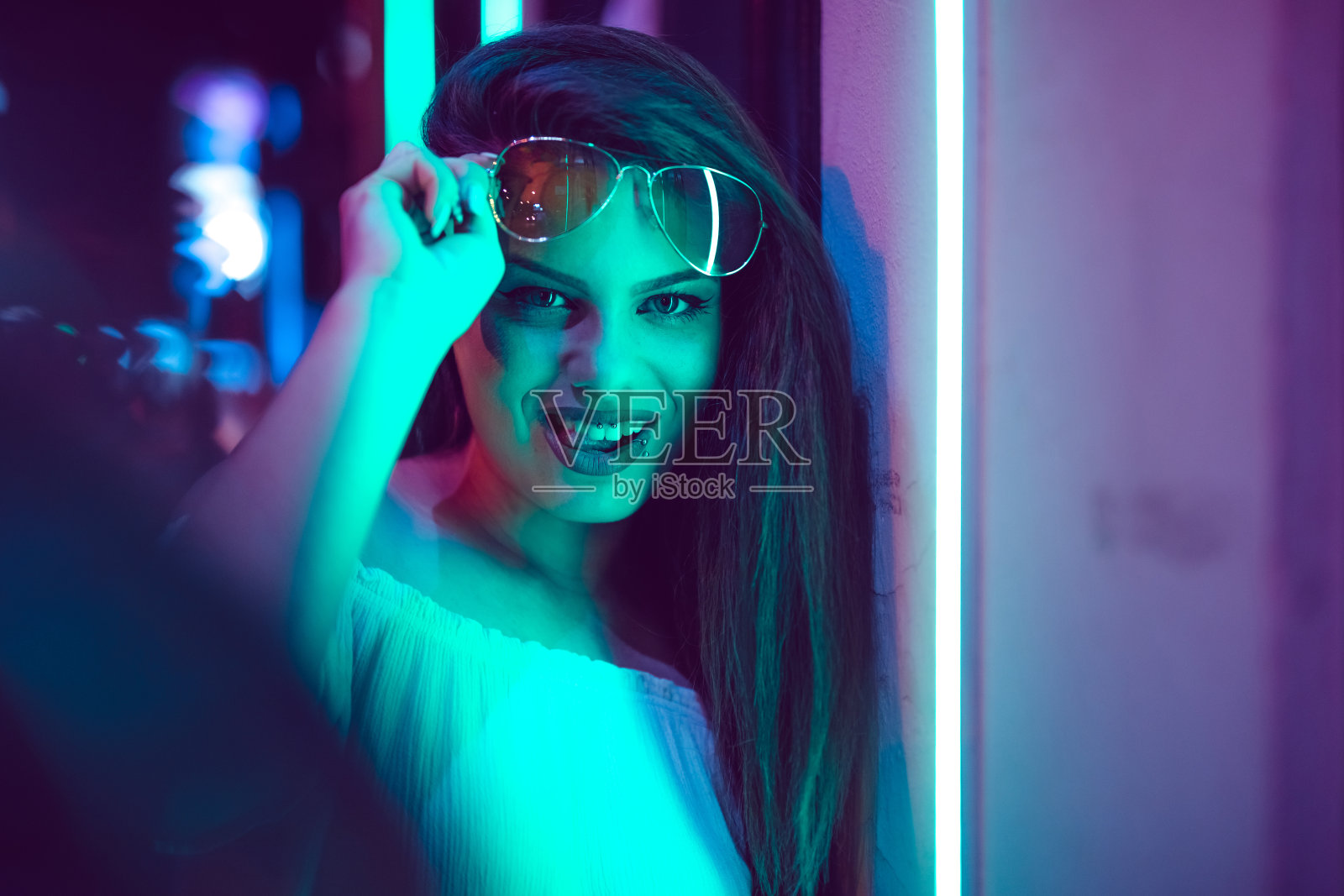 女人与霓虹灯照片摄影图片