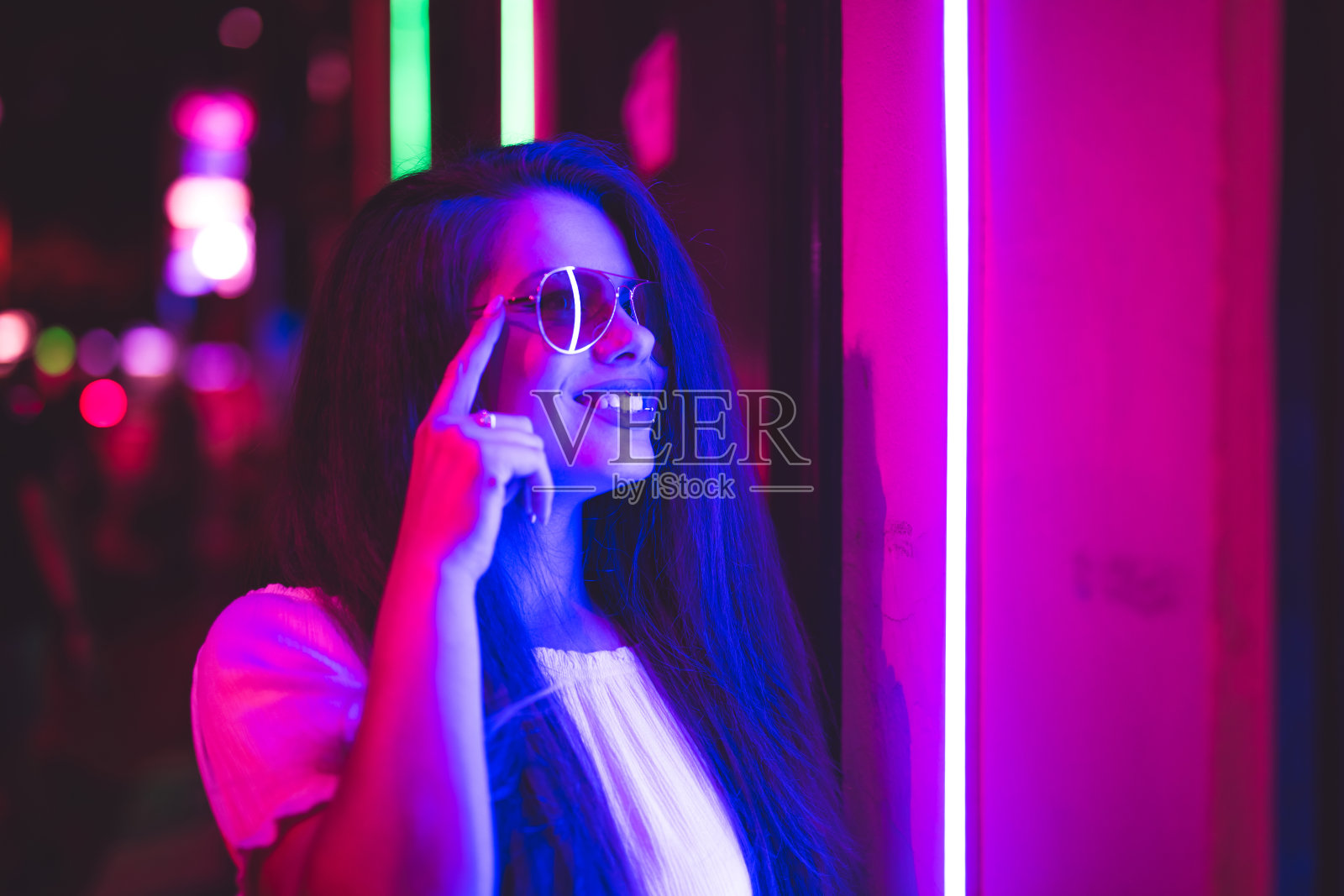 女人与霓虹灯照片摄影图片