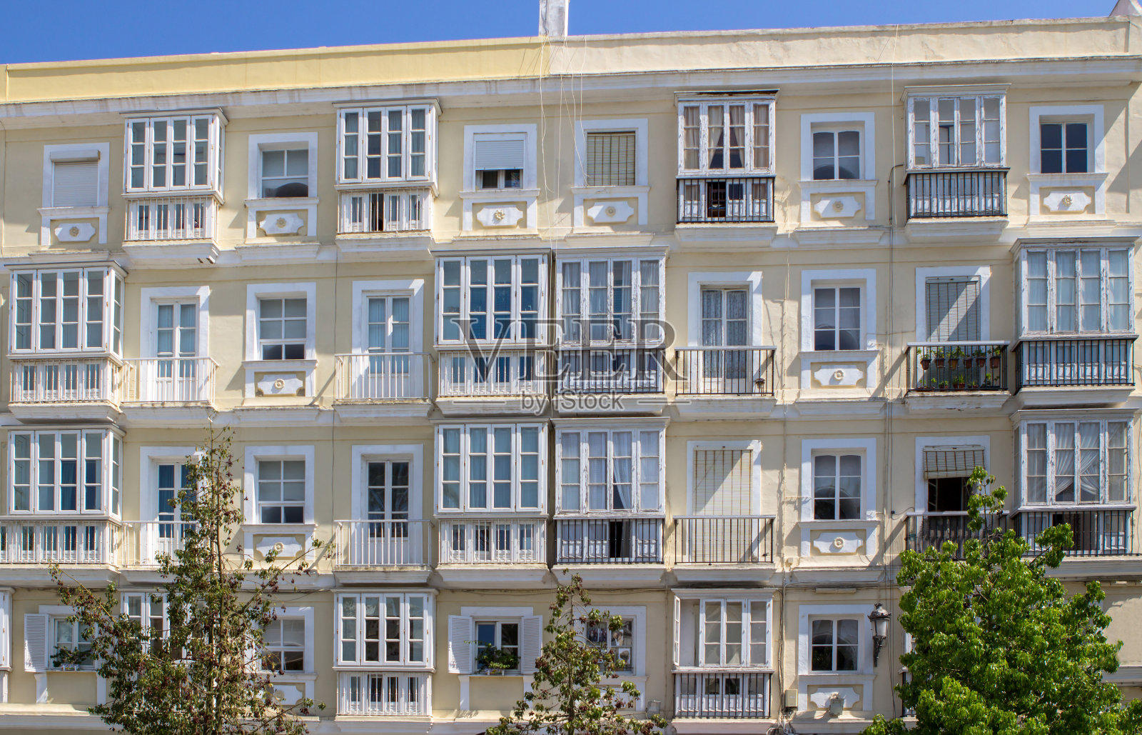 西班牙加的斯有建筑物的西班牙街道照片摄影图片