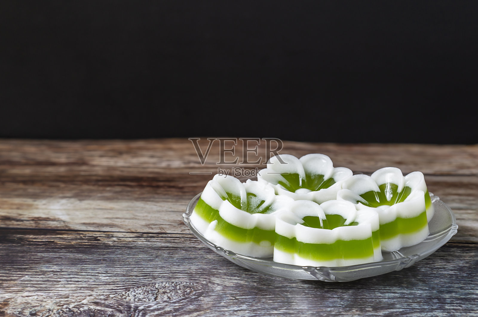 香兰椰子果冻盘在木地板上照片摄影图片