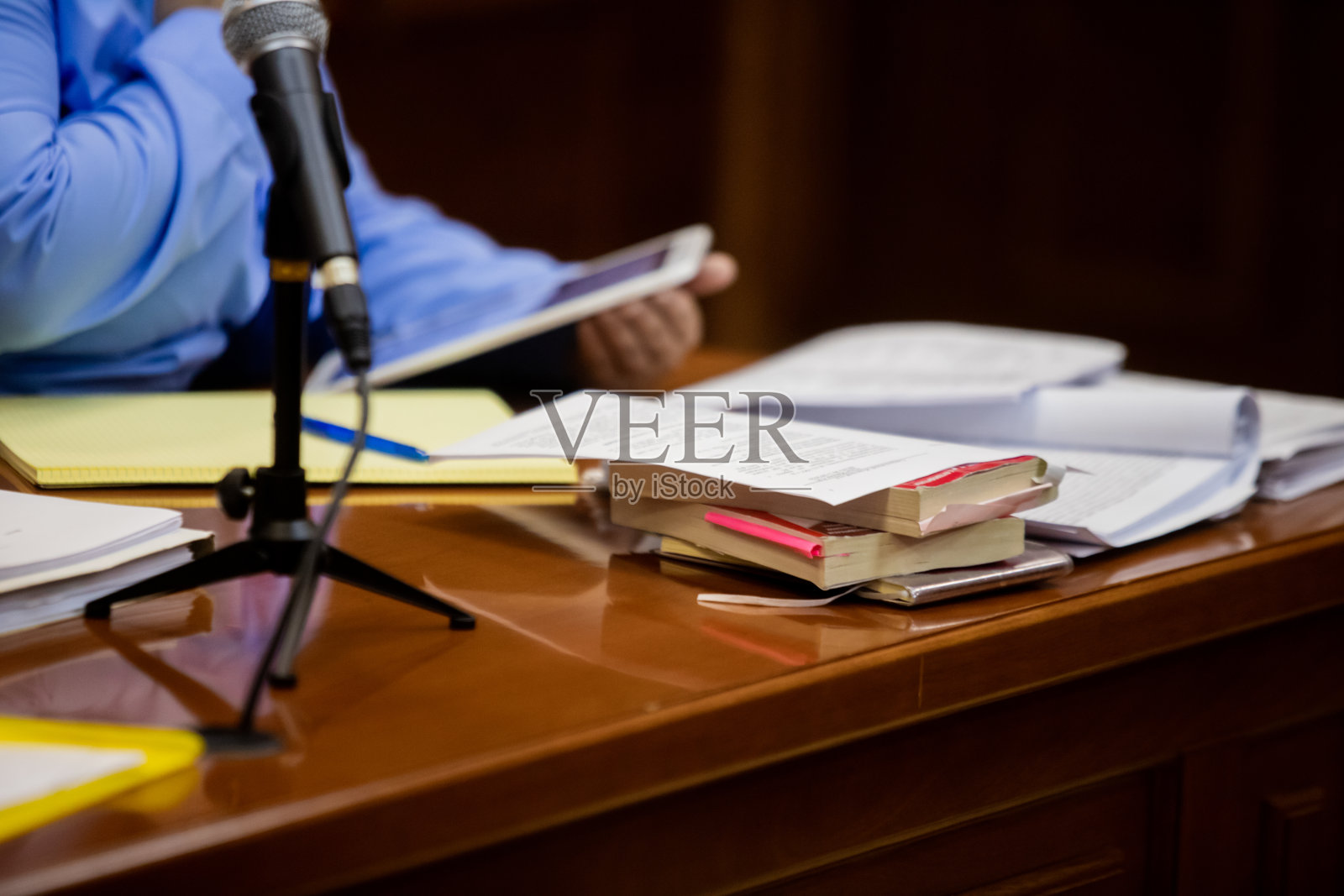 审判在法庭上，公诉人坐在桌前照片摄影图片
