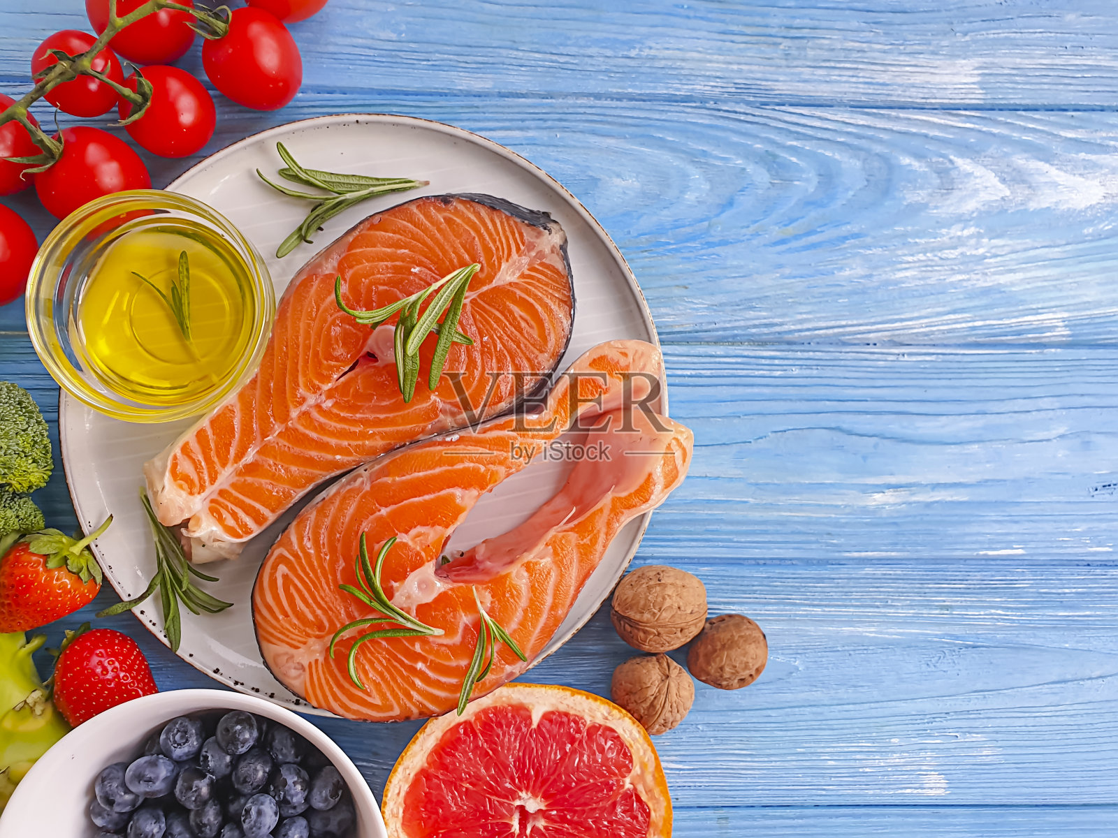 新鲜的三文鱼番茄，木制背景照片摄影图片