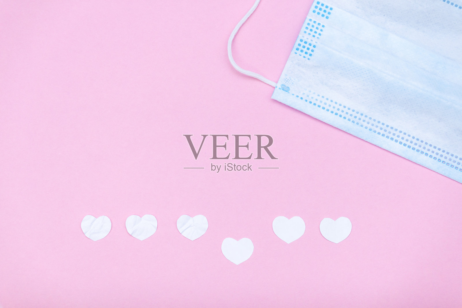 医用口罩和纸白色心脏。平铺，拷贝空间。拯救生命和健康的理念。照片摄影图片