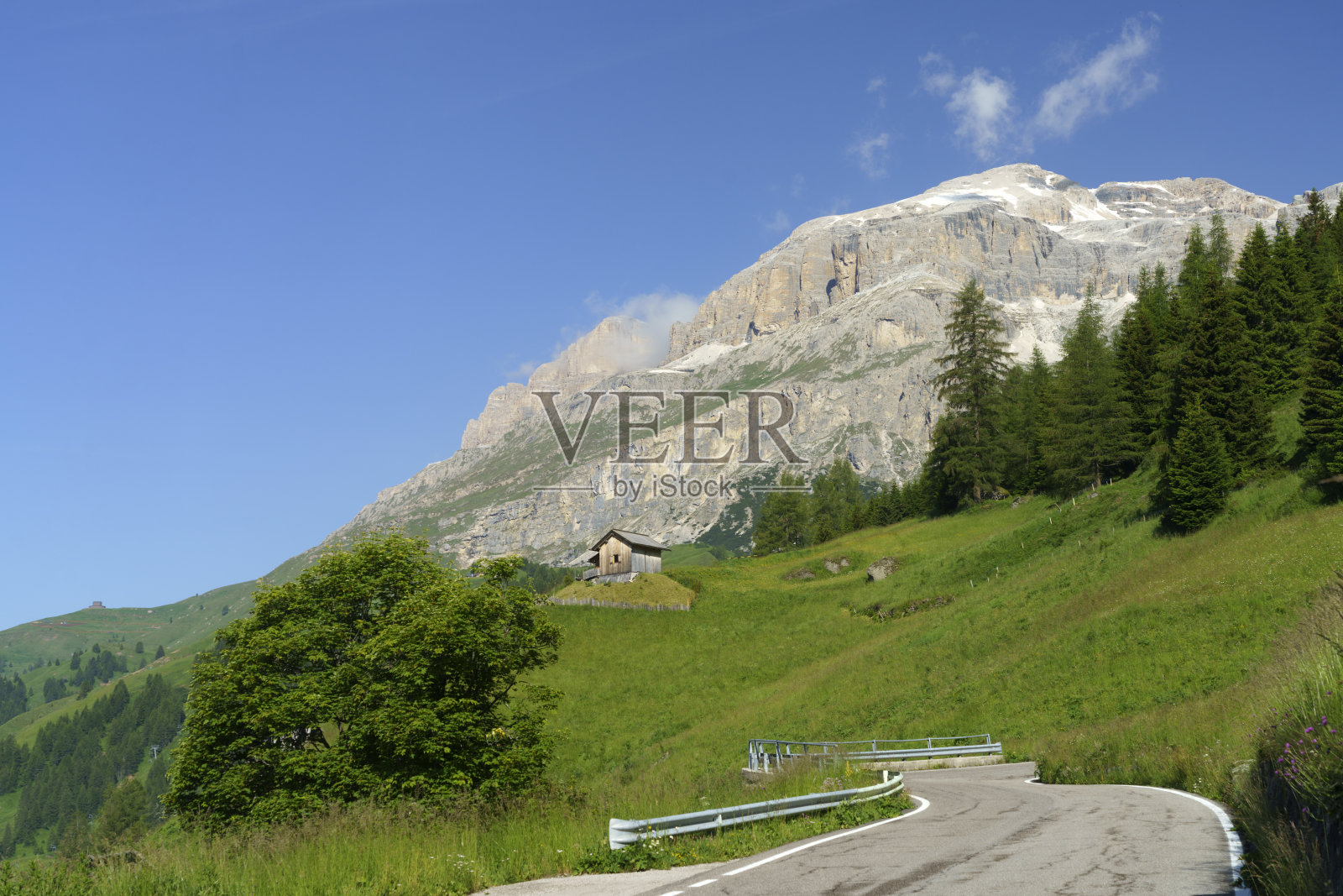 通往Campolongo隘口的山路风景，Dolomites照片摄影图片