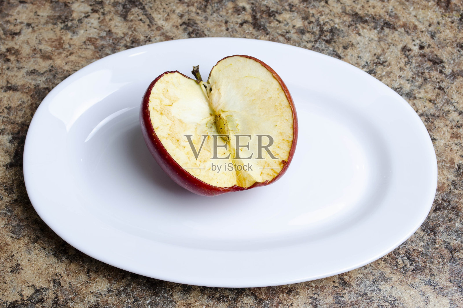 半只枯死的苹果。照片摄影图片