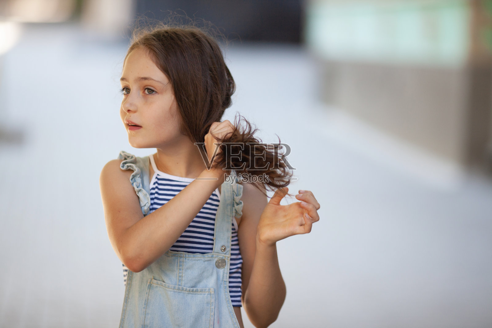 一个8岁小女孩散步的肖像照片摄影图片