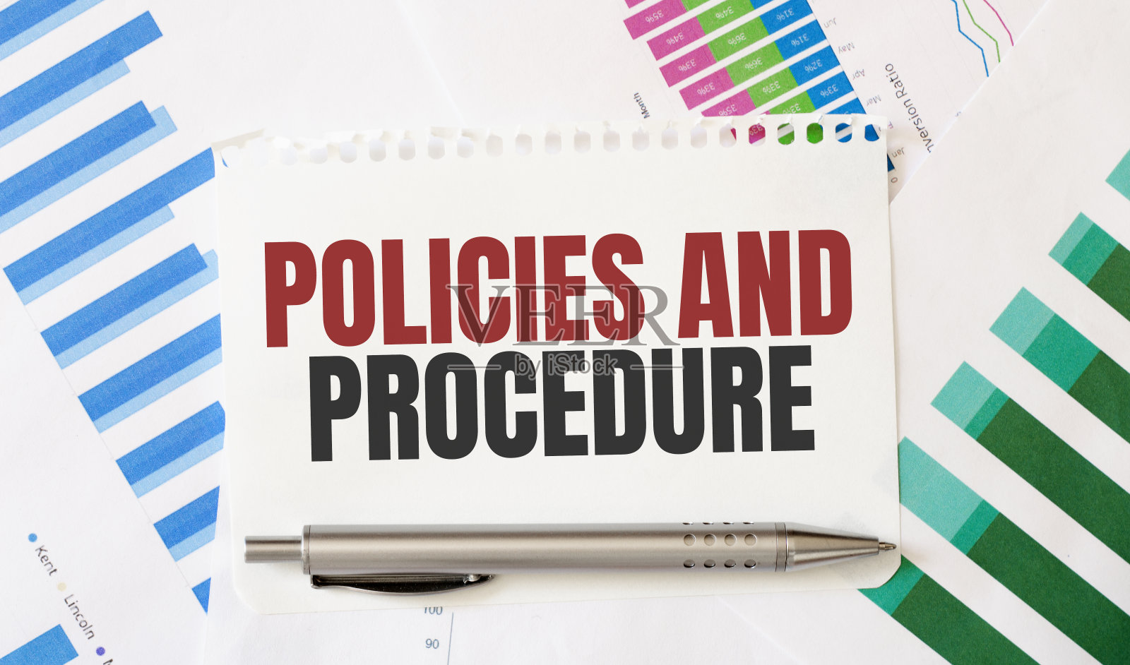 带有政策和程序文字的卡片。图和白色背景照片摄影图片