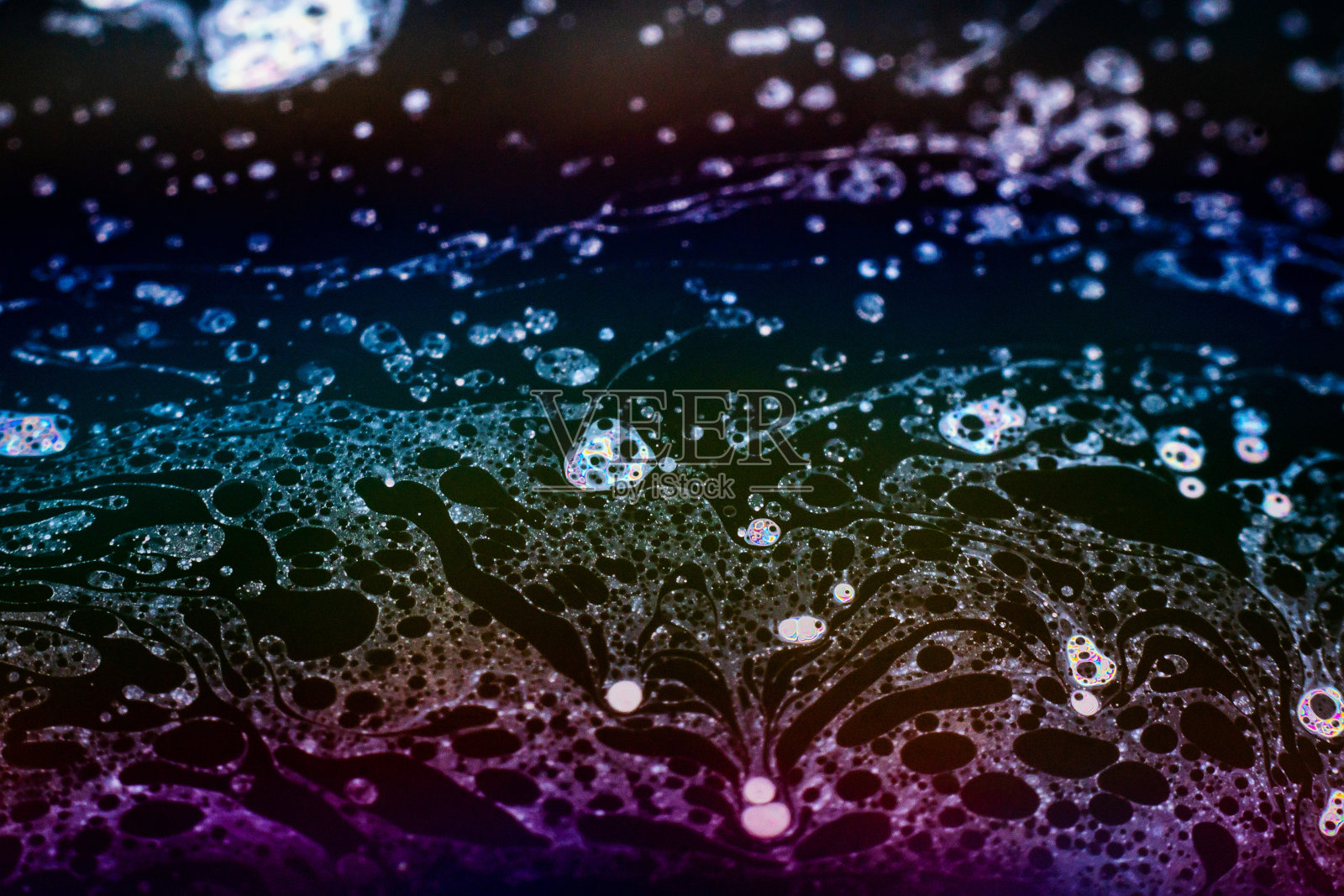 这是由光在肥皂泡表面形成的美丽的迷幻抽象照片摄影图片