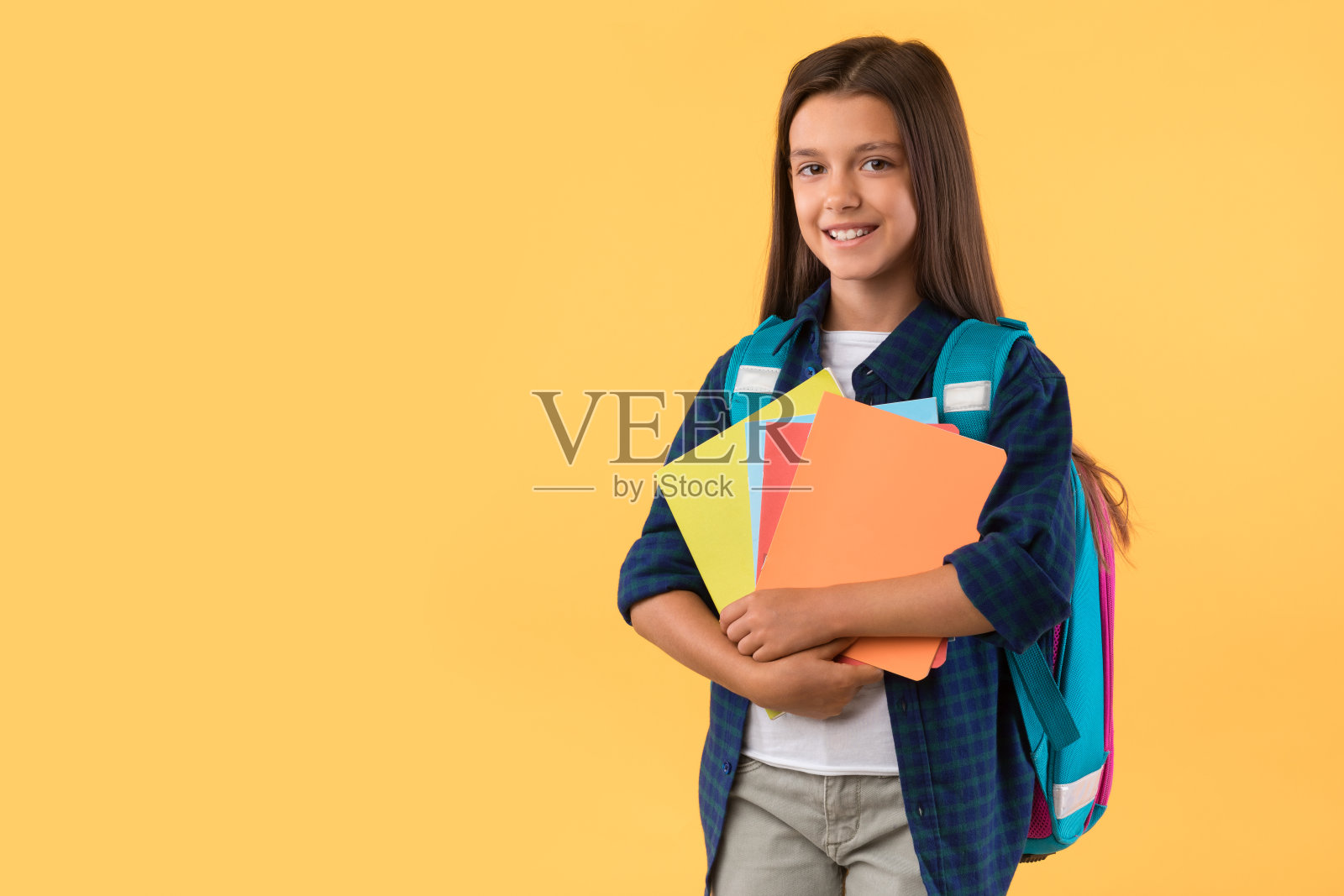 微笑的女孩拿着教科书在演播室背景照片摄影图片