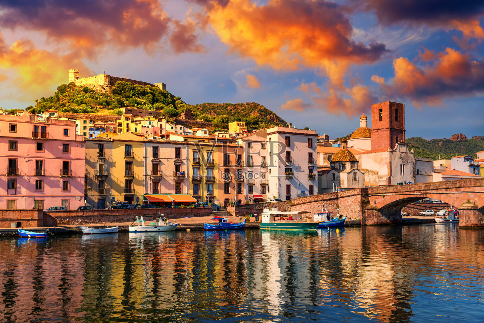 意大利撒丁岛博萨镇的美丽景色。旅游目的地。博萨镇和横跨特莫河的韦基奥桥。欧洲，意大利，撒丁岛美妙的早晨景色。照片摄影图片