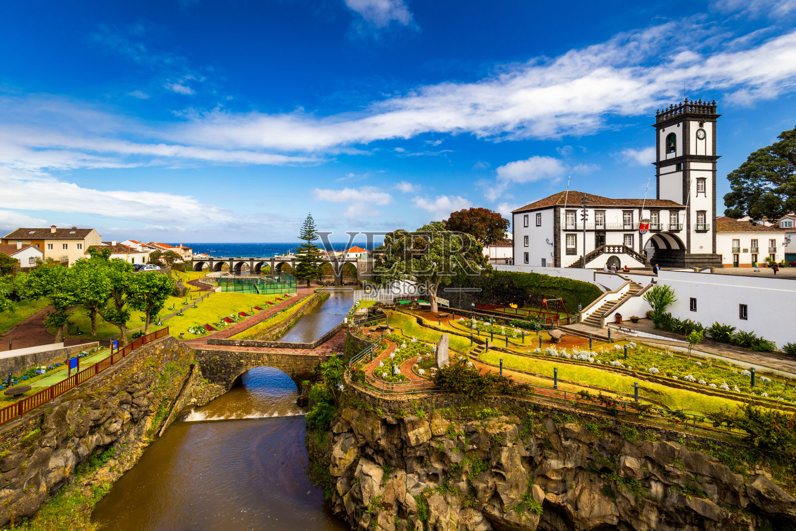 全景城市景观的市政和中心广场的Ribeira Grande, Sao Miguel，亚速尔群岛，葡萄牙。葡萄牙亚速尔群岛圣米格尔里贝拉格兰德中心广场。照片摄影图片