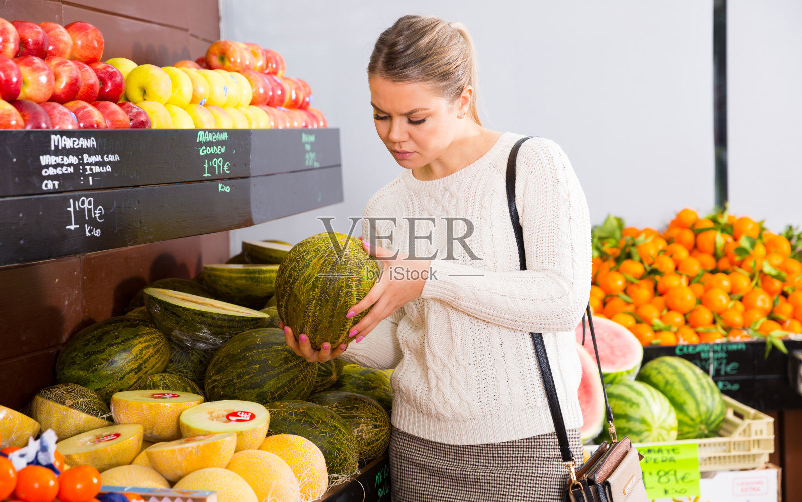 微笑的女人顾客选择瓜果在市场上照片摄影图片