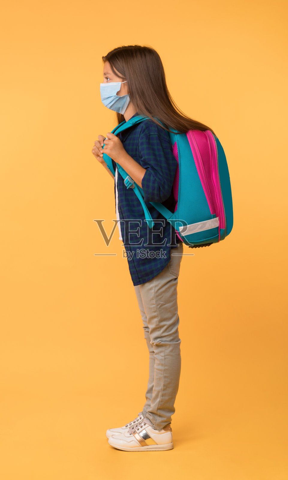 戴口罩的悲伤儿童照片摄影图片