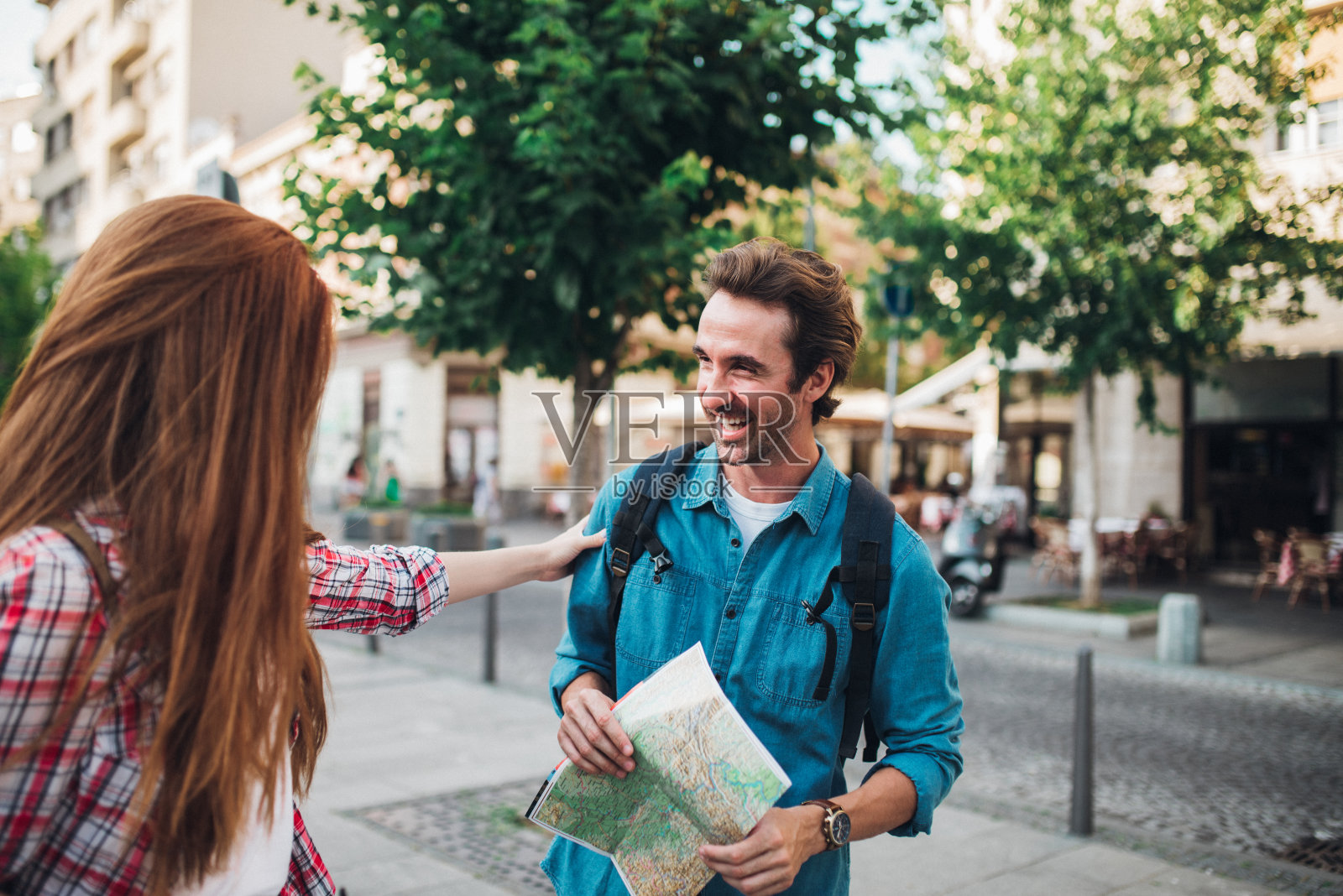一对在旅途中玩得很开心的夫妇照片摄影图片