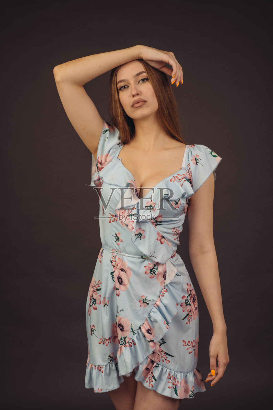 年轻漂亮的女人在工作室摆姿势。一个丰满的嘴唇的女孩有问题的皮肤在她的脸和身体，一种疾病的牛皮癣。照片摄影图片