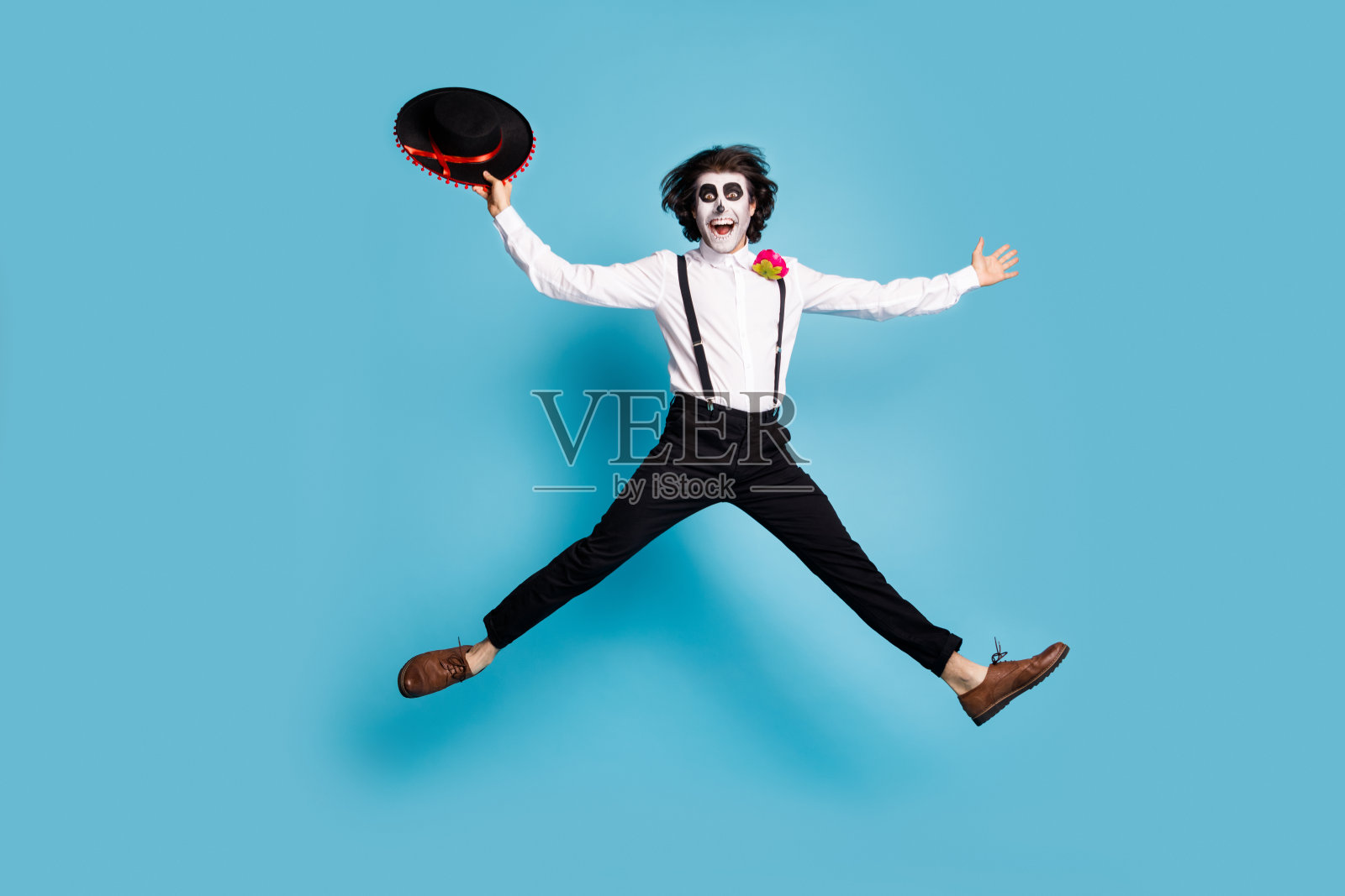 全身长度的身体尺寸的观点，他，英俊的，高兴的，愉快的，愉快的绅士，卡巴雷罗跳跃，有乐趣的，跳舞的，calavera卡特里娜，节日的，明亮的，生动的，闪亮的，充满活力的蓝色背景照片摄影图片