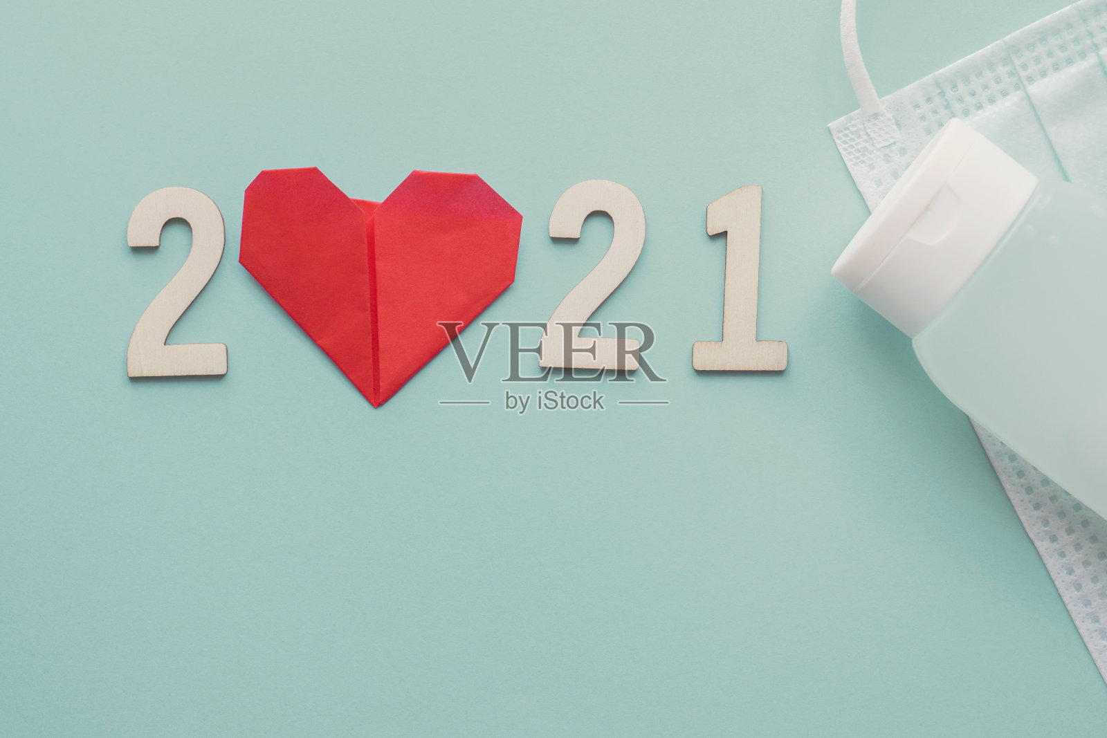 2021木数字与红心纸折纸。新年快乐，为健康保险和医疗概念，新年决议目标照片摄影图片