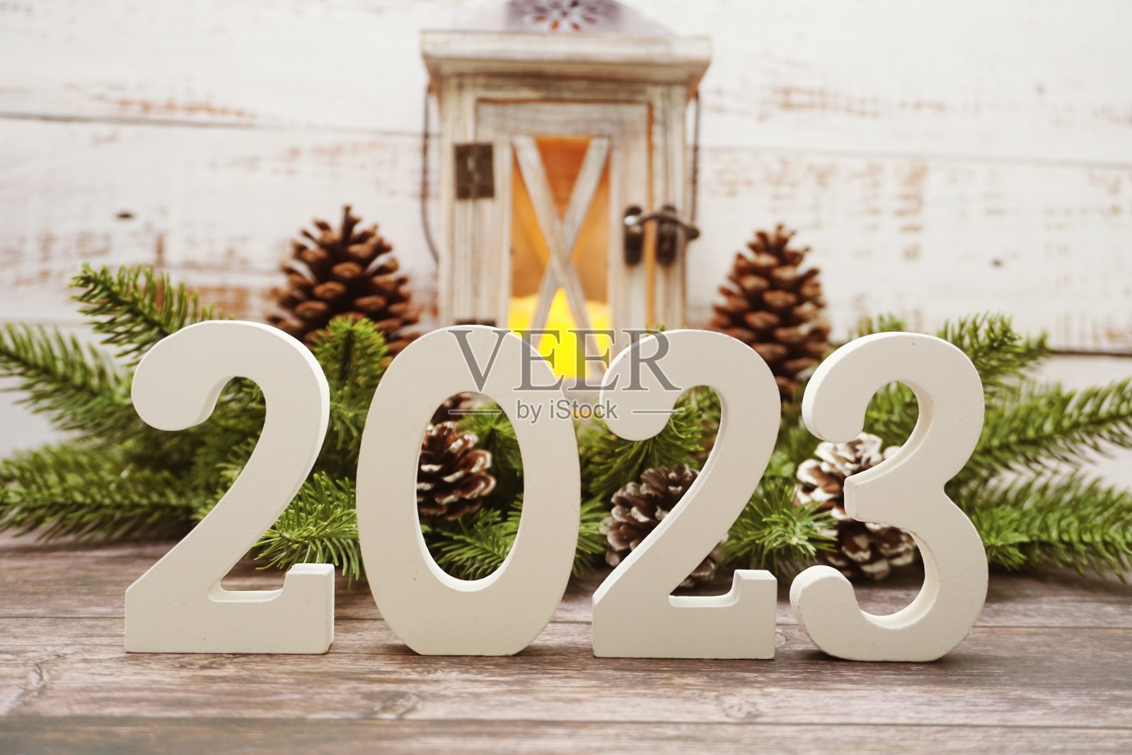 2023新年快乐与圣诞灯笼装饰与空间副本在木制背景照片摄影图片