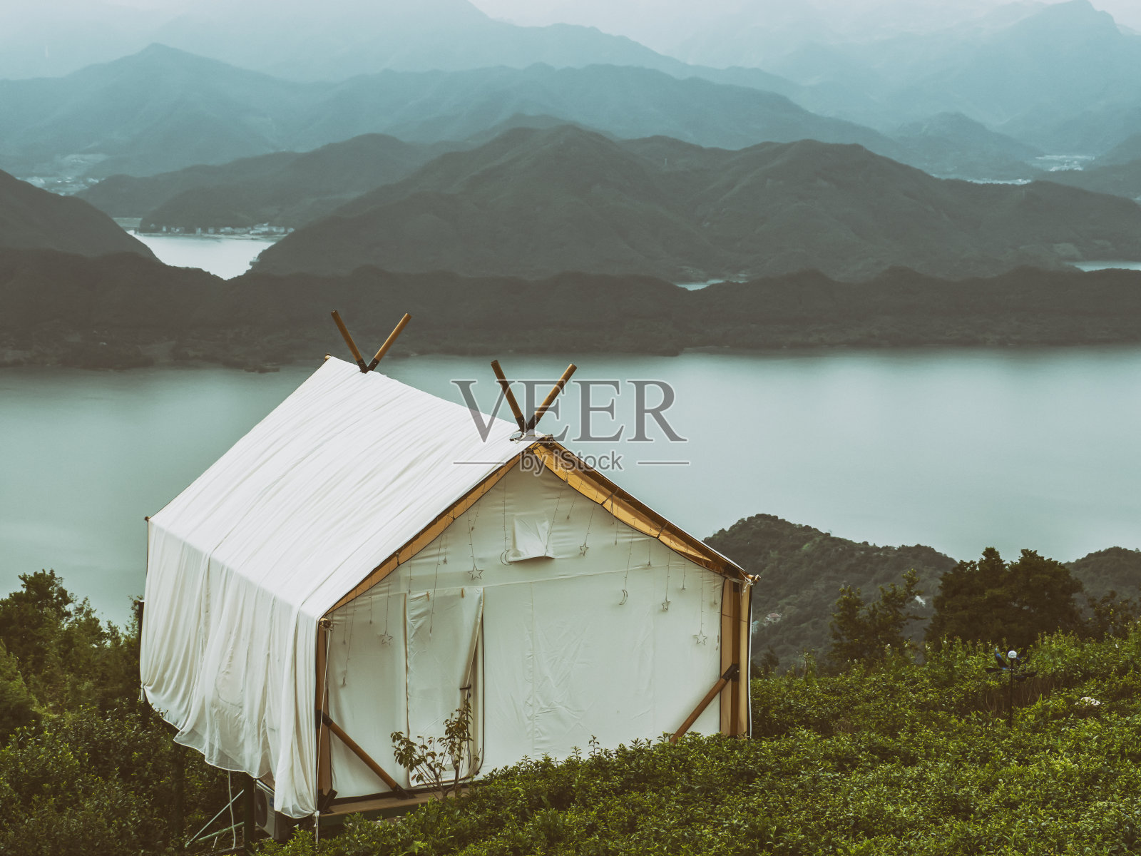 山上有帐篷营地照片摄影图片