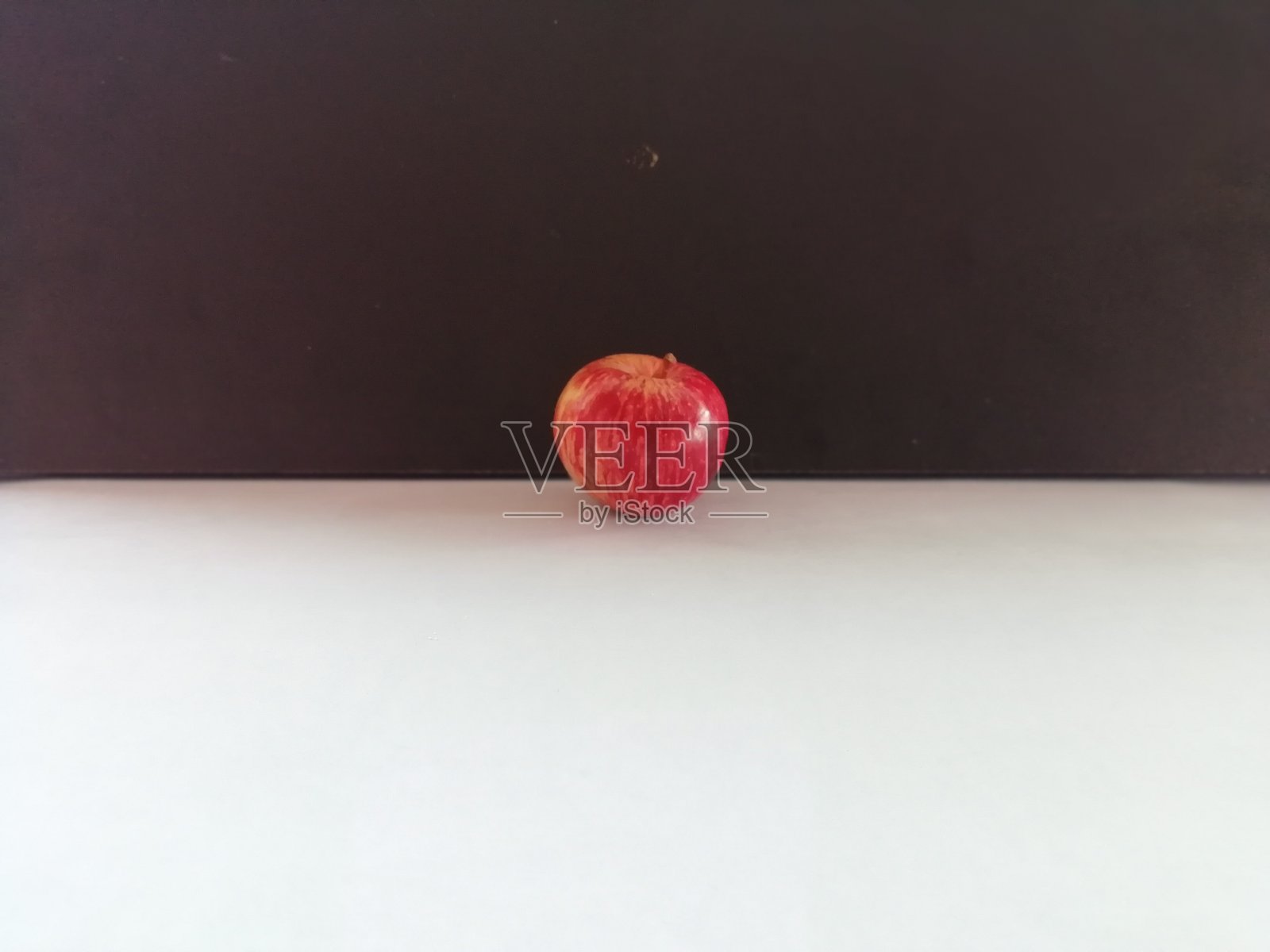 孤立在黑白背景上的甜苹果照片摄影图片