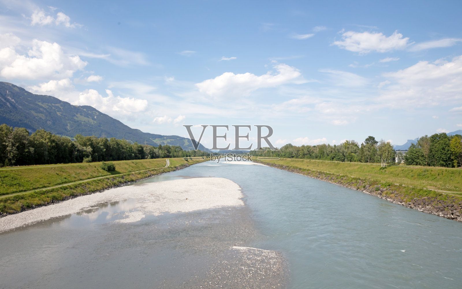 莱茵河在列支敦士登和瑞士之间流动照片摄影图片