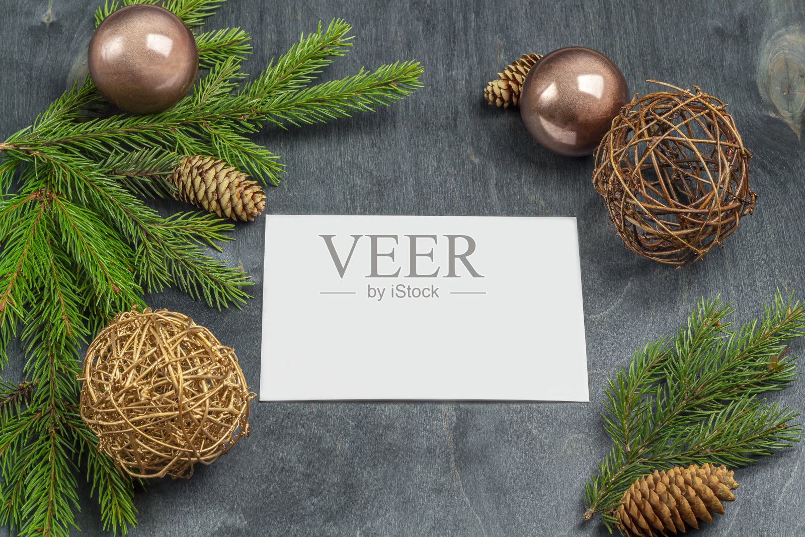 圣诞节的概念是写下目标、计划、给圣诞老人的信、愿望。装饰中间的一张纸。圣诞节、寒假、新年概念。平躺模型为您的艺术或手写字体照片摄影图片