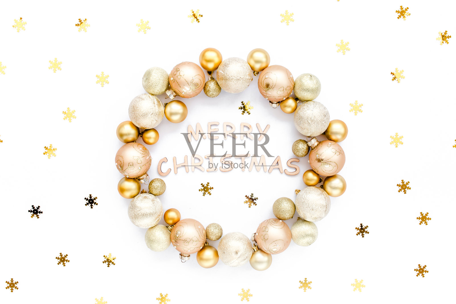 节日圆形框架：金色玻璃圣诞球和金色纸屑，白色背景，圣诞快乐，平铺，顶部视角照片摄影图片