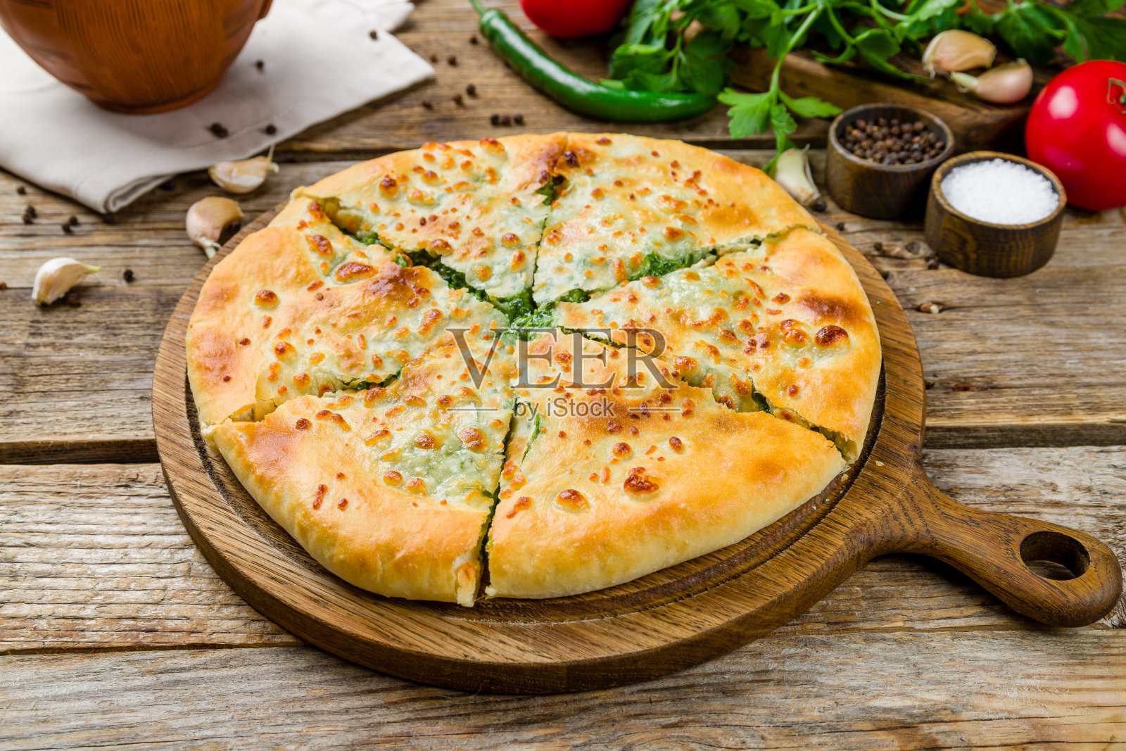 格鲁吉亚厨房的旧木桌上放着哈切布里和菠菜照片摄影图片