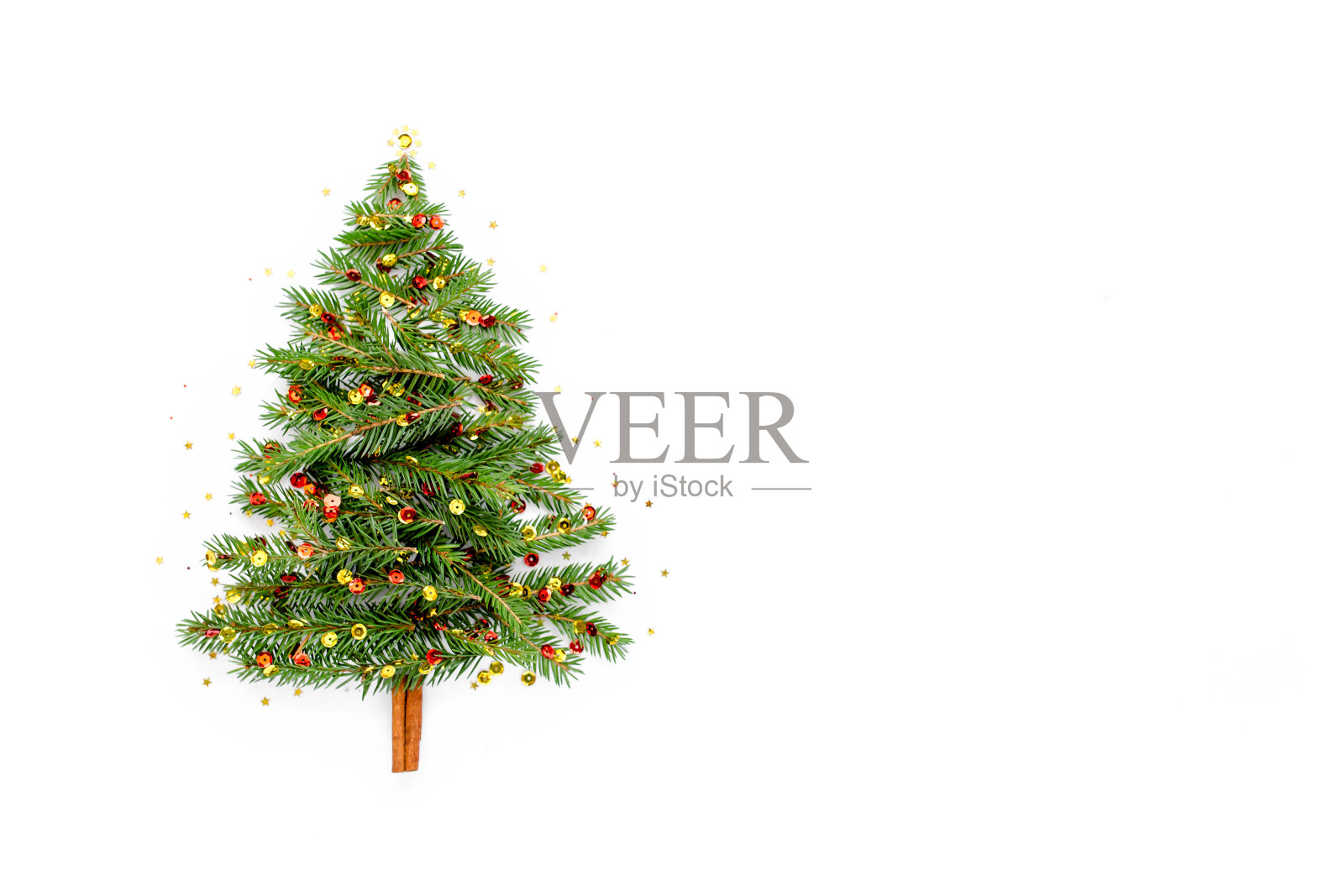 白色背景上的杉木枝制成的迷你圣诞树。新年、假日概念。平躺，俯视图照片摄影图片