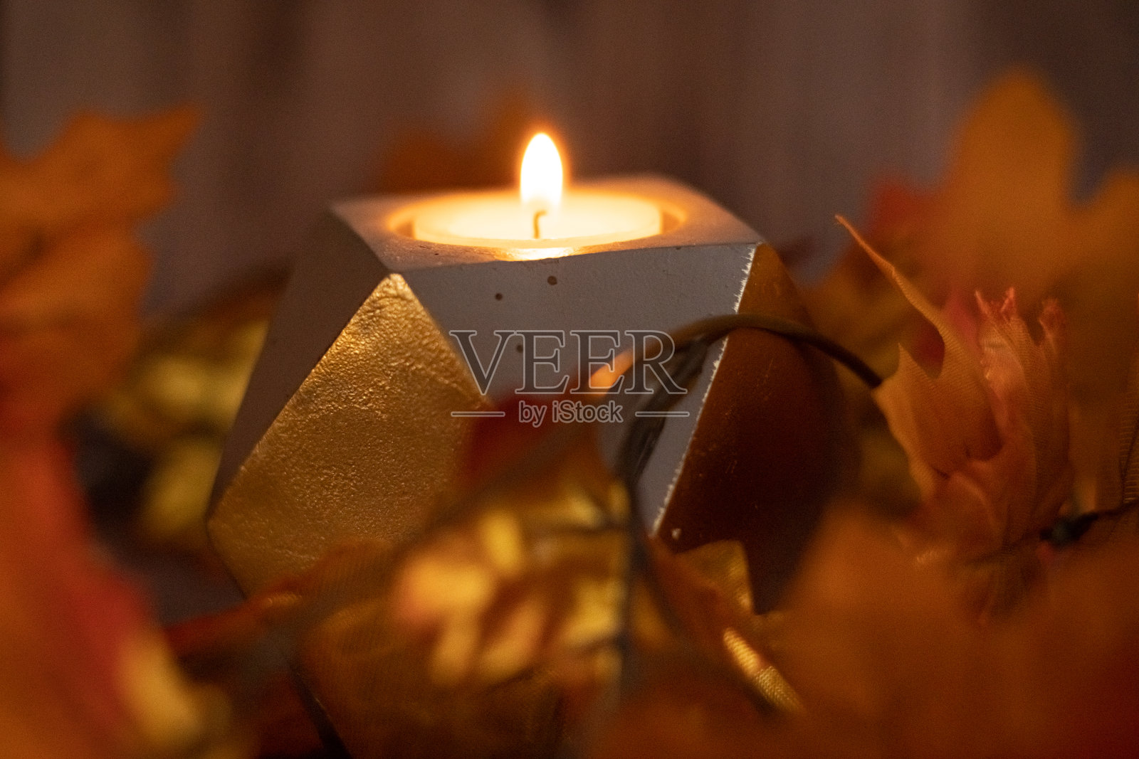 感恩节秋天和秋天主题蜡烛灯和树叶装饰照片摄影图片