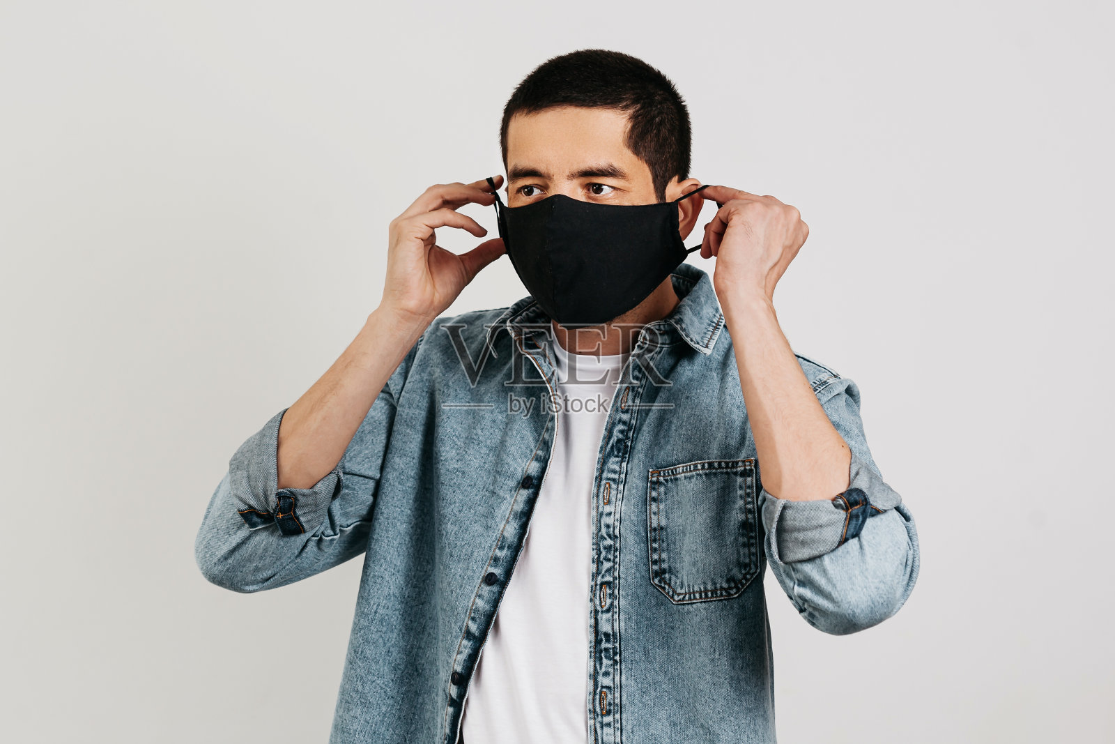 戴着防护面罩的人照片摄影图片