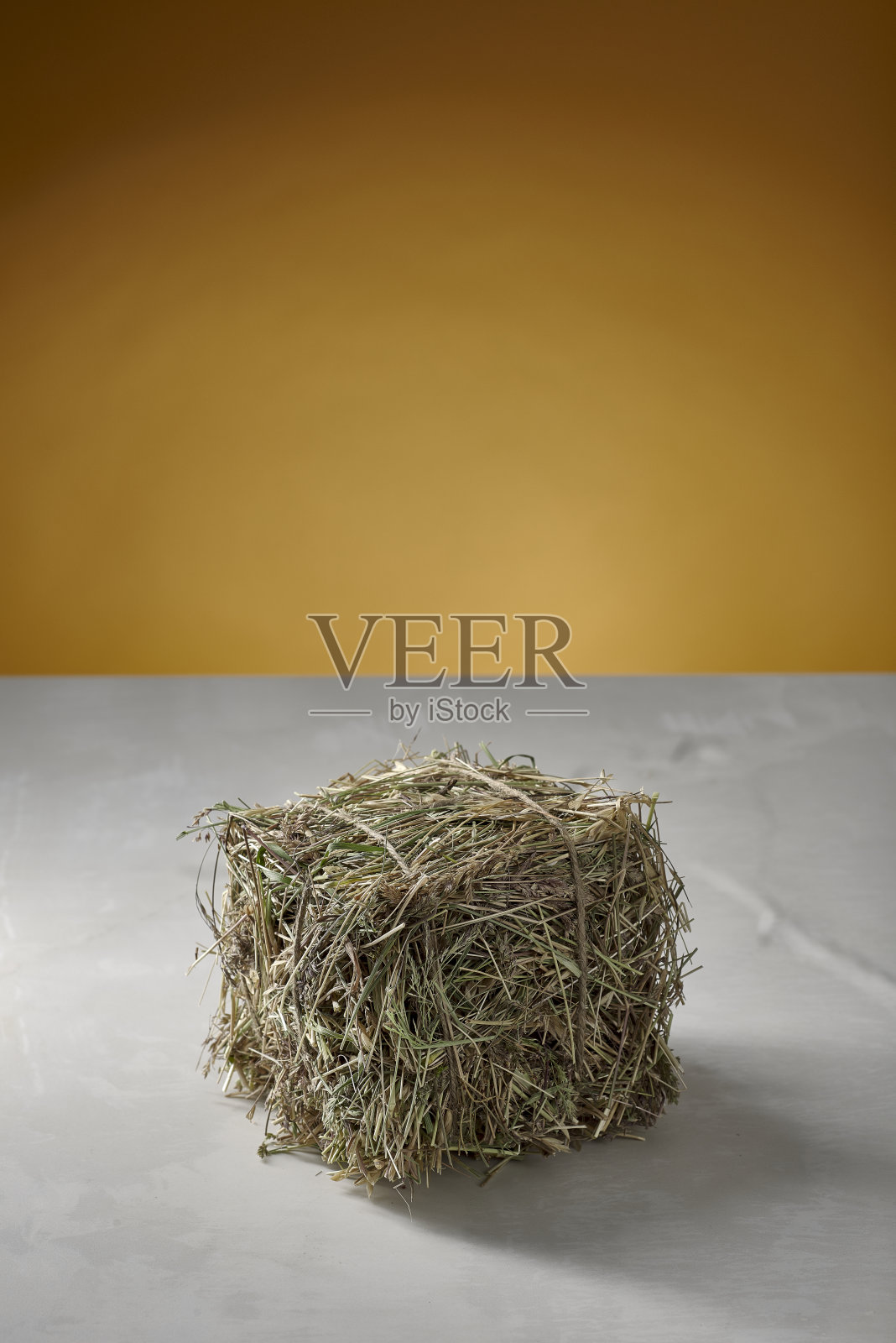 黄色背景的白色大理石桌上用于烹饪的小干草骰子照片摄影图片