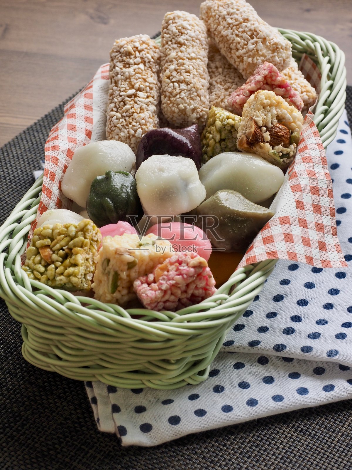 韩国美食松糕、半月形年糕、甜米泡芙、小吃照片摄影图片