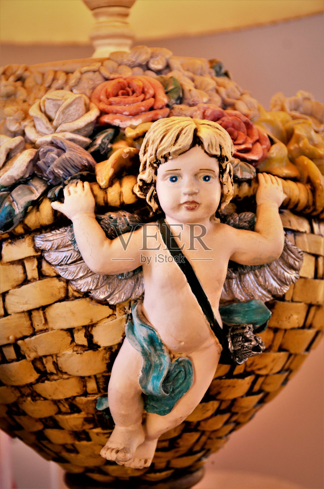 天上的灯座，一个天使拿着篮子照片摄影图片